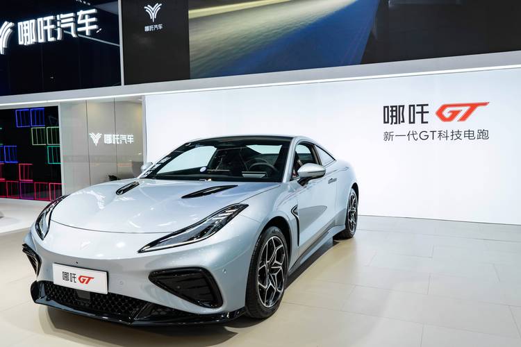 东莞102哪吒汽车在智能汽车领域的表现，领途汽车在新能源汽车市场中的影响力